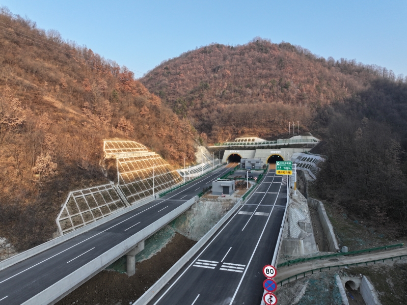 眉太高速開通運營 圖為太白山隧道近景.JPG